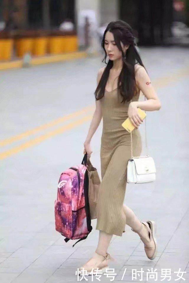 性感迷人少妇紧身裙勾勒出迷人曲线，散乱长发披肩尽显妩媚女人味