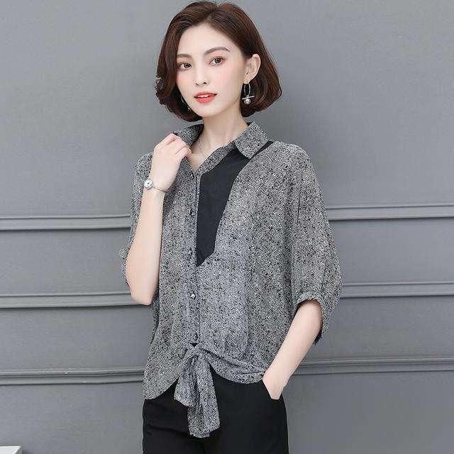 女人别总穿连衣裙, 俗土! 瞧下图女人穿俏秋衫, 一举一动都很美