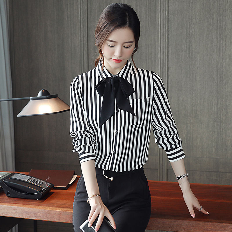 妈妈45岁，就爱穿小衫+小脚裤，入秋从不穿连衣裙!减龄巨时髦