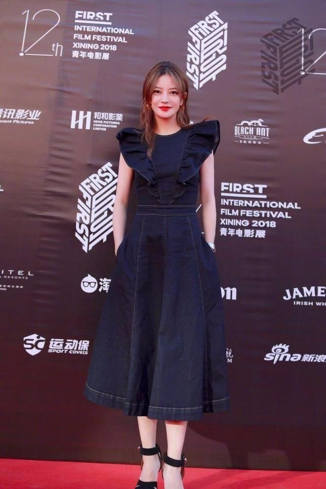 瘦了的赵薇,美到极致!看她这双“细针”鞋,就知道她多努力了!