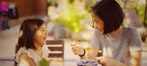 黄磊■黄磊女儿多多和妹妹近照曝光，姐妹俩同框打扮颇相似，互动超有爱