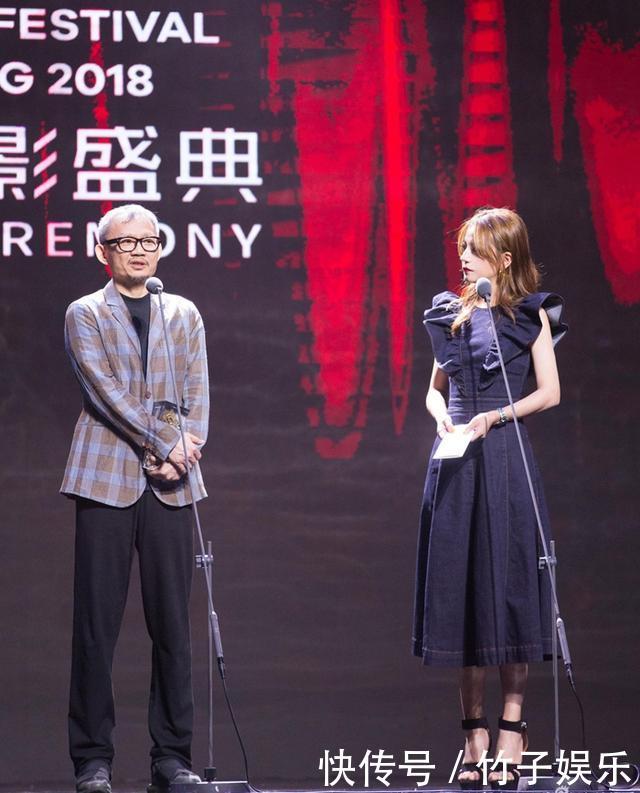 瘦下来的赵薇不得了，再次穿上牛仔裙，至少减龄了20岁！