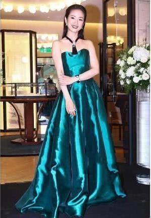 林依晨比许晴小了14岁,但同穿墨绿色裙时,网友:这次真的是输了