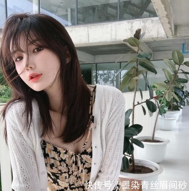 「种款式」简洁的现代感配搭,雅致气质女生的平时穿衣搭配示范性,显年轻溫柔又时尚潮流