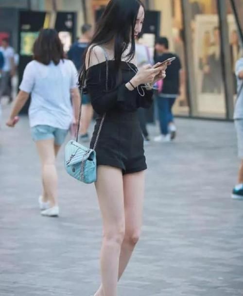  『漂亮』街拍：软玉温香的小姐姐，一条浅蓝色连衣裙，时尚靓丽迷人气质