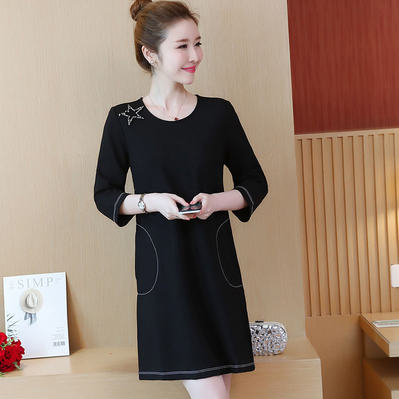 女人展现迷人的身姿，就是穿上紧身包臀裙的时候