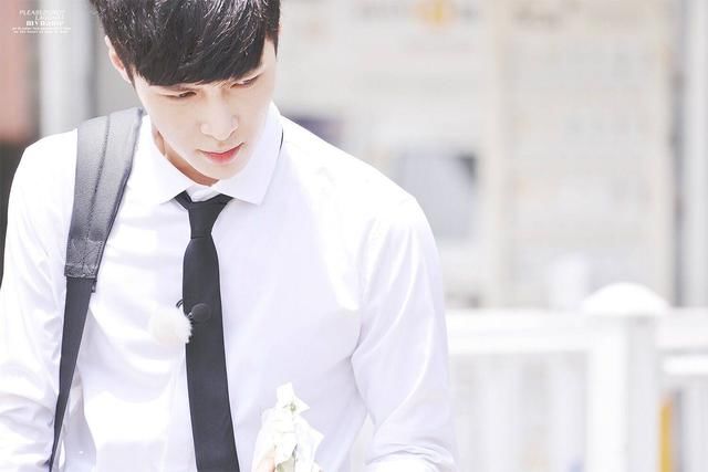 张艺兴空降粉丝群,呆萌的他却马上被秒踢,这是