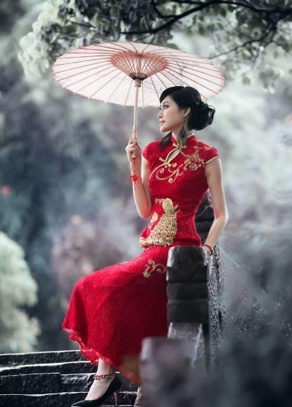 穿旗袍的美人儿站在那里，高贵典雅的优雅姿态体现的淋淋尽致