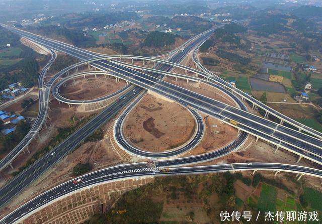  高速■为什么中国的高速公路永远都修弯的，而美国却修直的？看