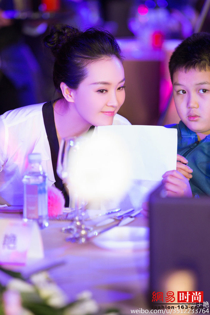 阔太王艳素颜现身机场 肌肤白皙似少女