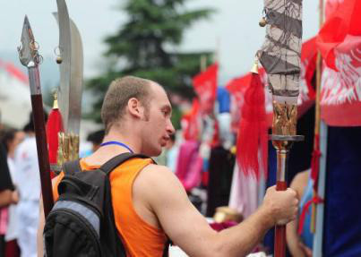  【广场】外国人来中国，看到广场上的中国大妈后，直呼是我老了
