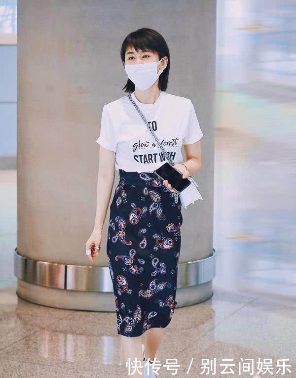 王子文素颜现身机场,白T恤搭包臀半身裙清爽干净秀出好身材