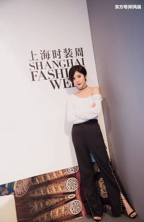 赵奕欢失策了，穿长裙秀美背却被“尾巴”抢镜了，赶紧收起来!