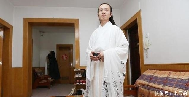 长发■95后小伙痴迷汉服8年,留4年长发,花5000元买萧,坚持每天穿汉服