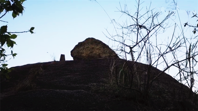  发现@广东发现一奇石，被雷劈开大裂缝，顶着千斤重的“脚趾石”