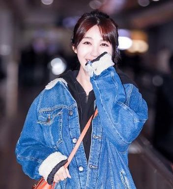 李菲儿又来机场作妖了！短裤只能遮住胯，网友：还好穿了打底裤！