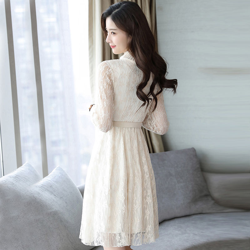 女人越开越大胆了，秋季裹胸搭配连衣裙+高跟鞋，十个男人就个迷