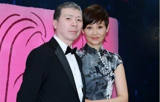 61岁冯小刚两任妻子近照,差距一目了然,网友:徐帆输了?
