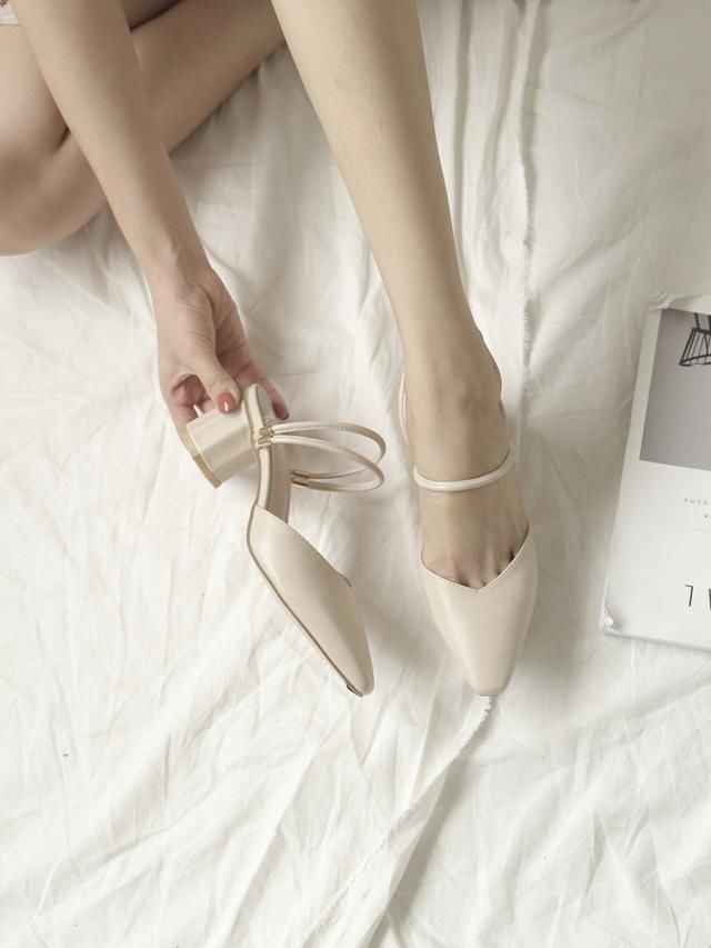 很性感的尖头凉鞋，散发着迷人的妩媚感，十分的诱人