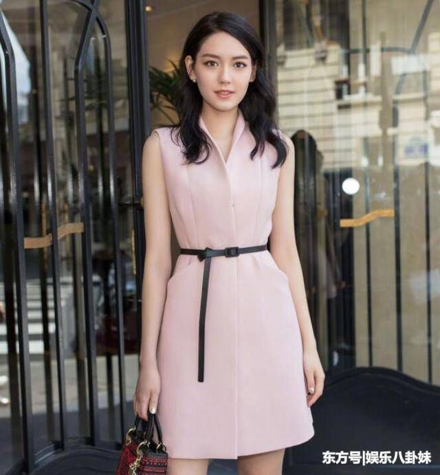 杨颖和文咏珊的合体?18岁混血女星李诗颖，穿粉裙高贵气质亮眼