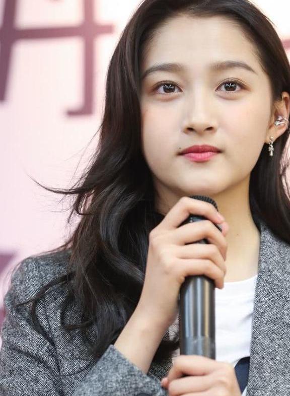 全脸都可素颜，唯独唇妆不能卸？关晓彤的嘴型到底有什么BUG?