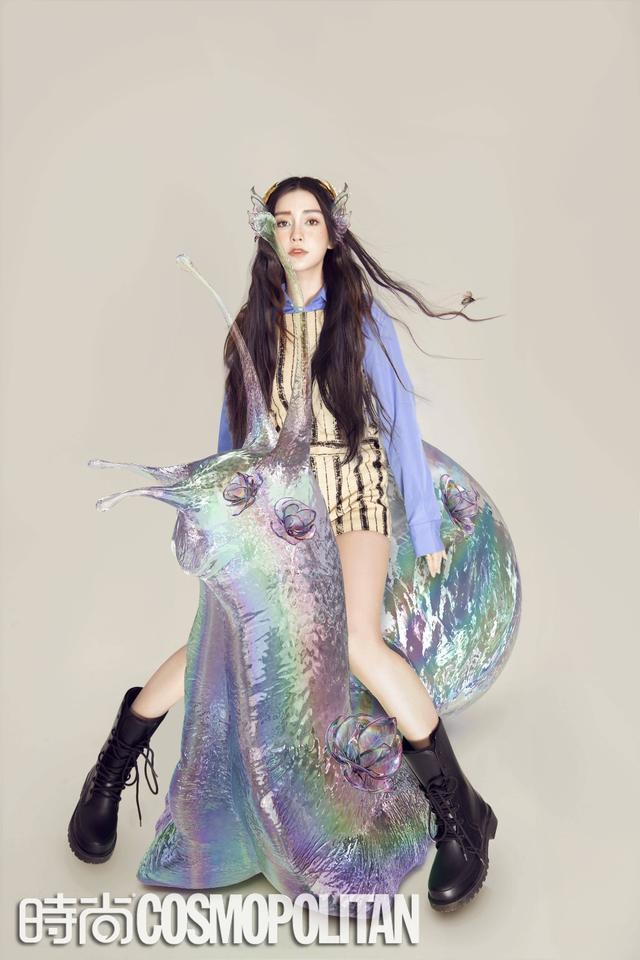 『辣妈』Anglebaby罕见晒娃,亲子装摘草莓,红色毛衣隐约辣妈身材