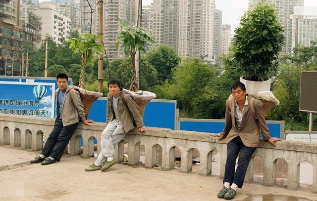 有一种男鞋:叫“搬砖鞋”,不怕钢钉,不怕砸,穿着不闷脚还时髦