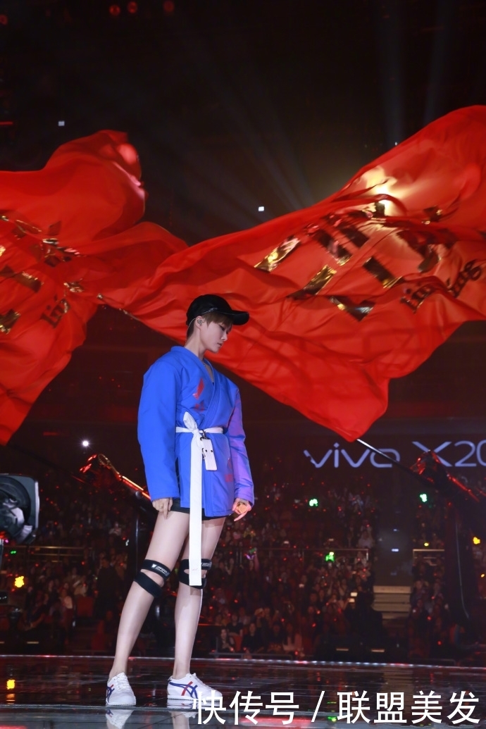 李宇春终于不再浪费好身材,穿超短裤秀美腿,网友:谢霆锋都笑了