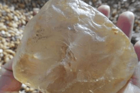 农村女子河边洗衣时, 捡到块透明石, 鉴定后,