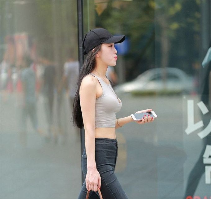 时尚街拍， 包臀的面料上身塑型显瘦 ，显得超有潮流水准
