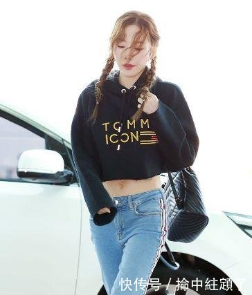 金泰妍真会玩，卫衣剪掉一半凹造型，网友直筒裤内的腿有多粗啊