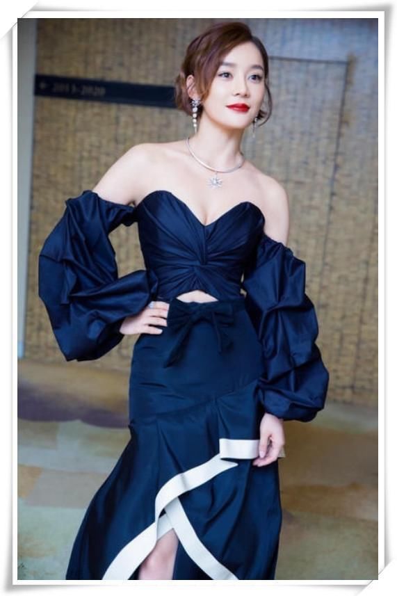 袁姗姗这是啥操作?穿短裤还套个超短皮裙，网友:不捂得慌吗?