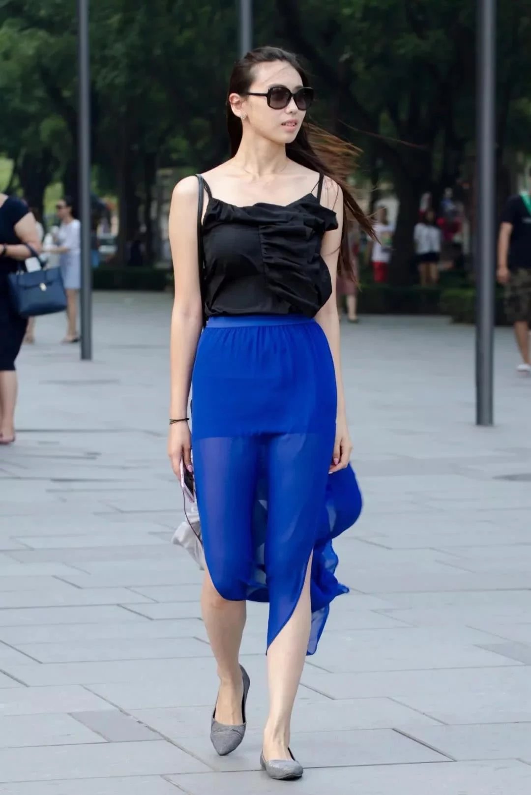 性感小姐姐身穿蓝色纱纱裙秀出模特般的好身材