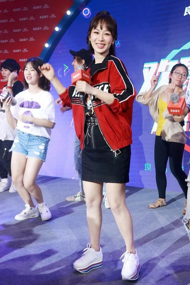 杨紫瘦出尖下巴，都有点不像她了！网友：为了增高连这鞋都穿上了