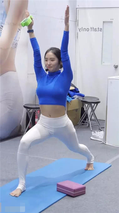 练瑜伽的小姐姐，紧身裤勾勒饱满紧实的弧线，动作妖娆妩媚