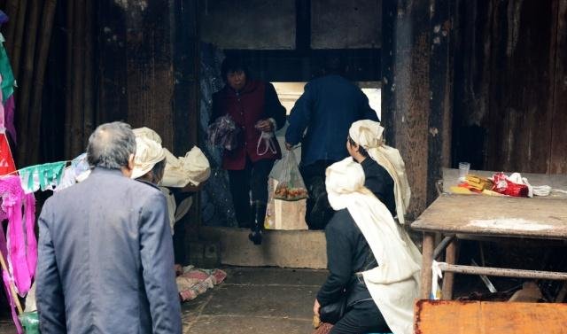 农村老汉，一辈子培养两个大学生，临走说后悔儿子有出息，为何