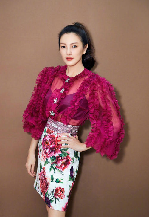 张雨绮印花包臀裙秀美腿,上身玫红透视装却穿出麒麟臂,扎心啦!