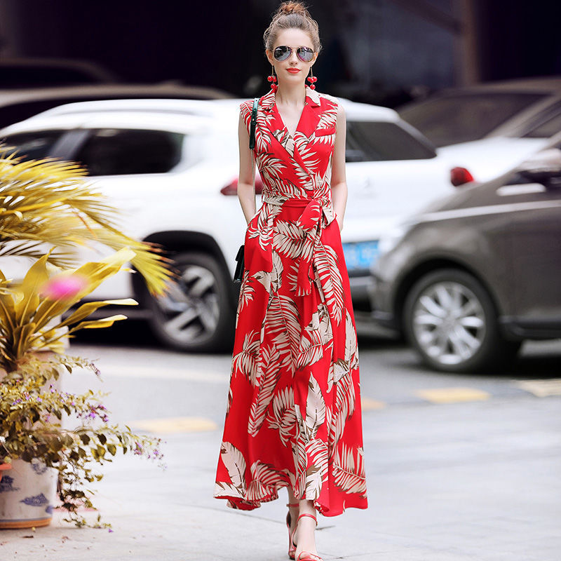 越来越多女人不穿丝袜了，只穿这减龄“度假裙”，减龄显瘦还不贵