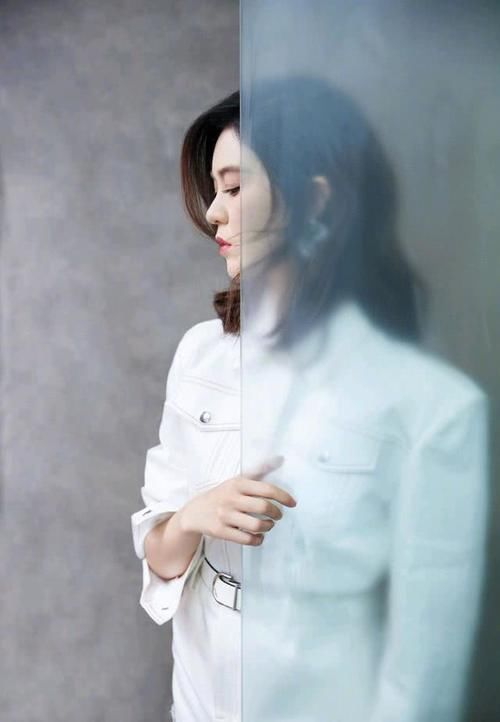 「连衣裙」郁可唯是才华与颜值并存的女子,身穿白色工装裙配短靴,又美又飒
