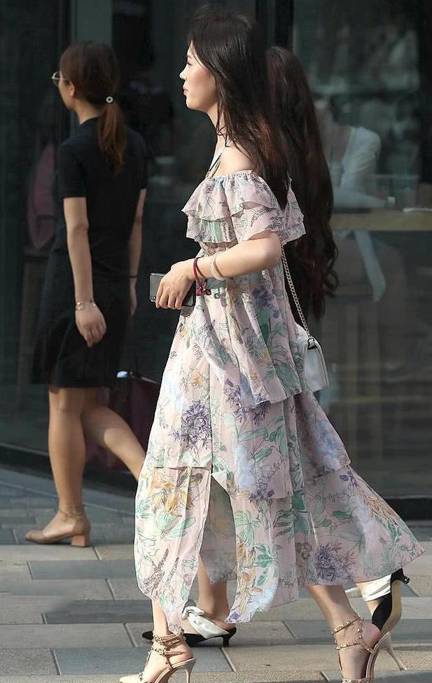 三里屯街拍美女演绎高跟鞋千姿百态