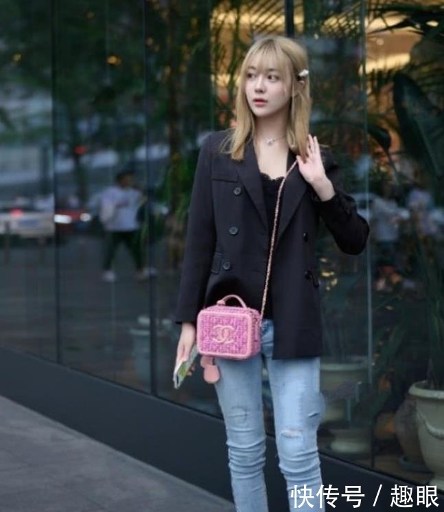 『气质』街拍:小姐姐浅蓝色的修身牛仔裤搭配一件白色小衫,很有少女范