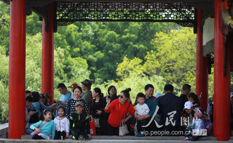 江苏扬州:瘦西湖迎来“五一”旅游高峰