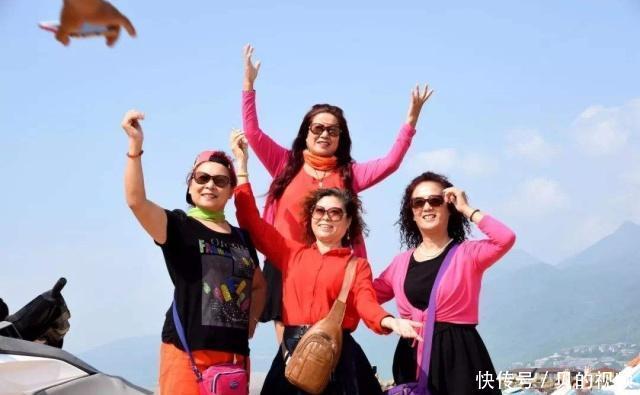 外国人眼中的中国旅游团:一眼就能看出,三个特征“很中国”