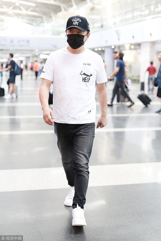 黄渤穿裹身仔裤被拍成一米四“小短腿”  口罩遮面不耽误插兜扮酷