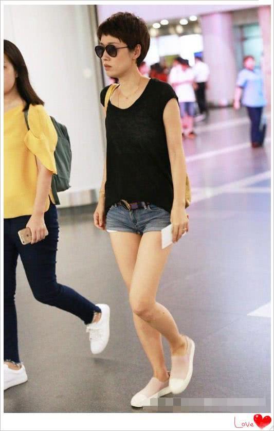 马伊琍够狠！短裤上提0.5cm就全露了，网友：要有这腿我天天这样