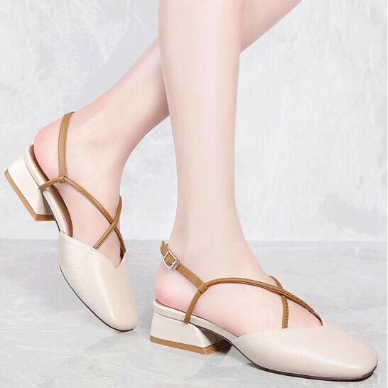 32岁的小姨是个时髦精，新买的凉鞋太惊艳了，洋气又有女人味