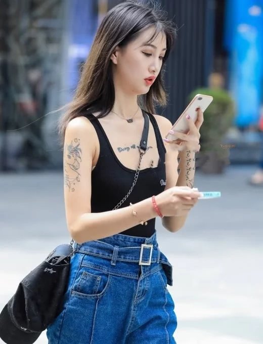 气质小姐姐黑色吊带展现凹凸有致，远远地看上去神似洋娃娃。