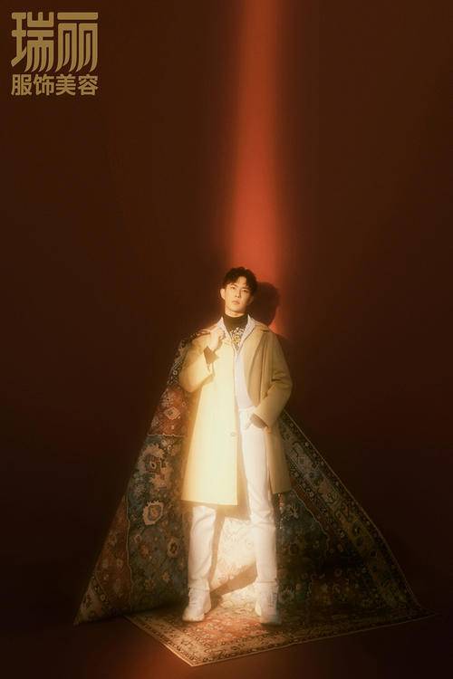 于朦胧杂志大片曝光 “水仙少年”玩转秋日光影变幻