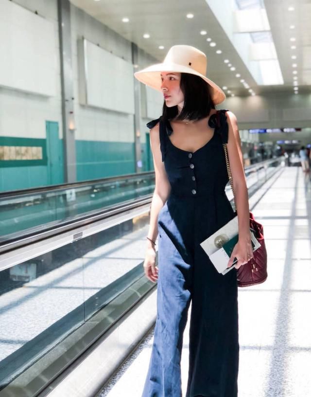 许玮甯这一身看起来还不错,赶明我也剁手一款!