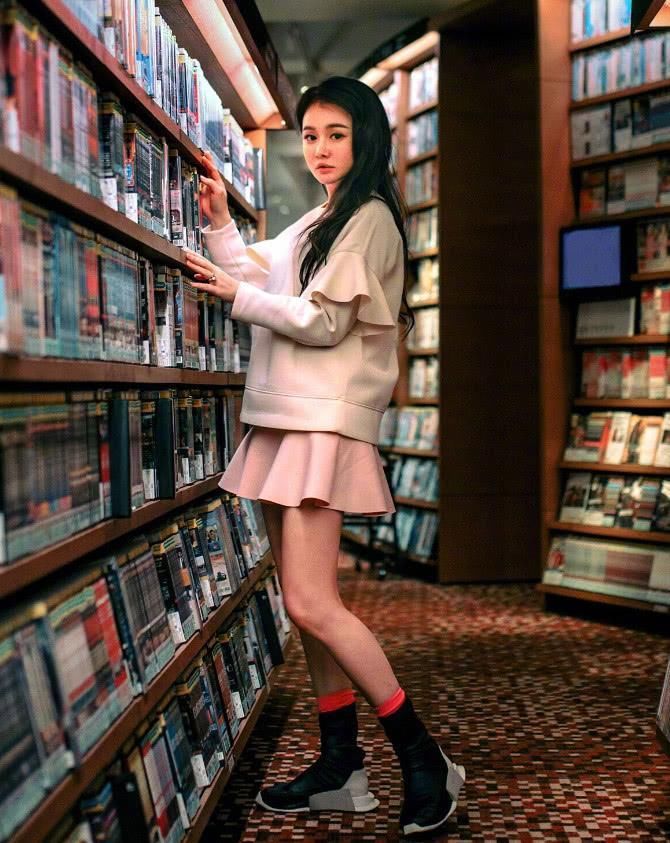 冉莹颖也是厉害了，穿“一根针”支撑高跟鞋，走路不怕断吗?